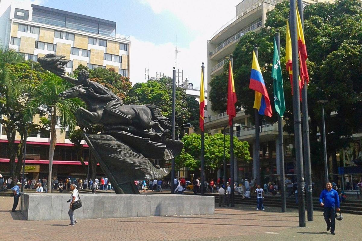 https://media-cdn.tripadvisor.com/media/attractions-content--1x-1/15/52/02/83.jpg