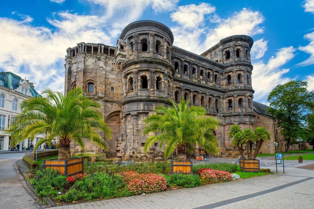 https://media-cdn.tripadvisor.com/media/attractions-content--1x-1/15/52/05/57.jpg