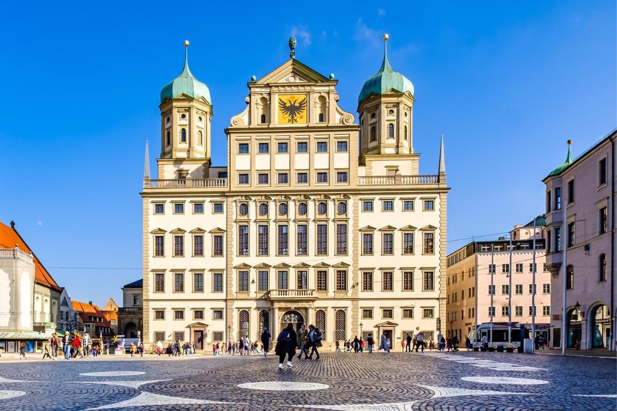 https://media-cdn.tripadvisor.com/media/attractions-content--1x-1/15/67/db/a5.jpg