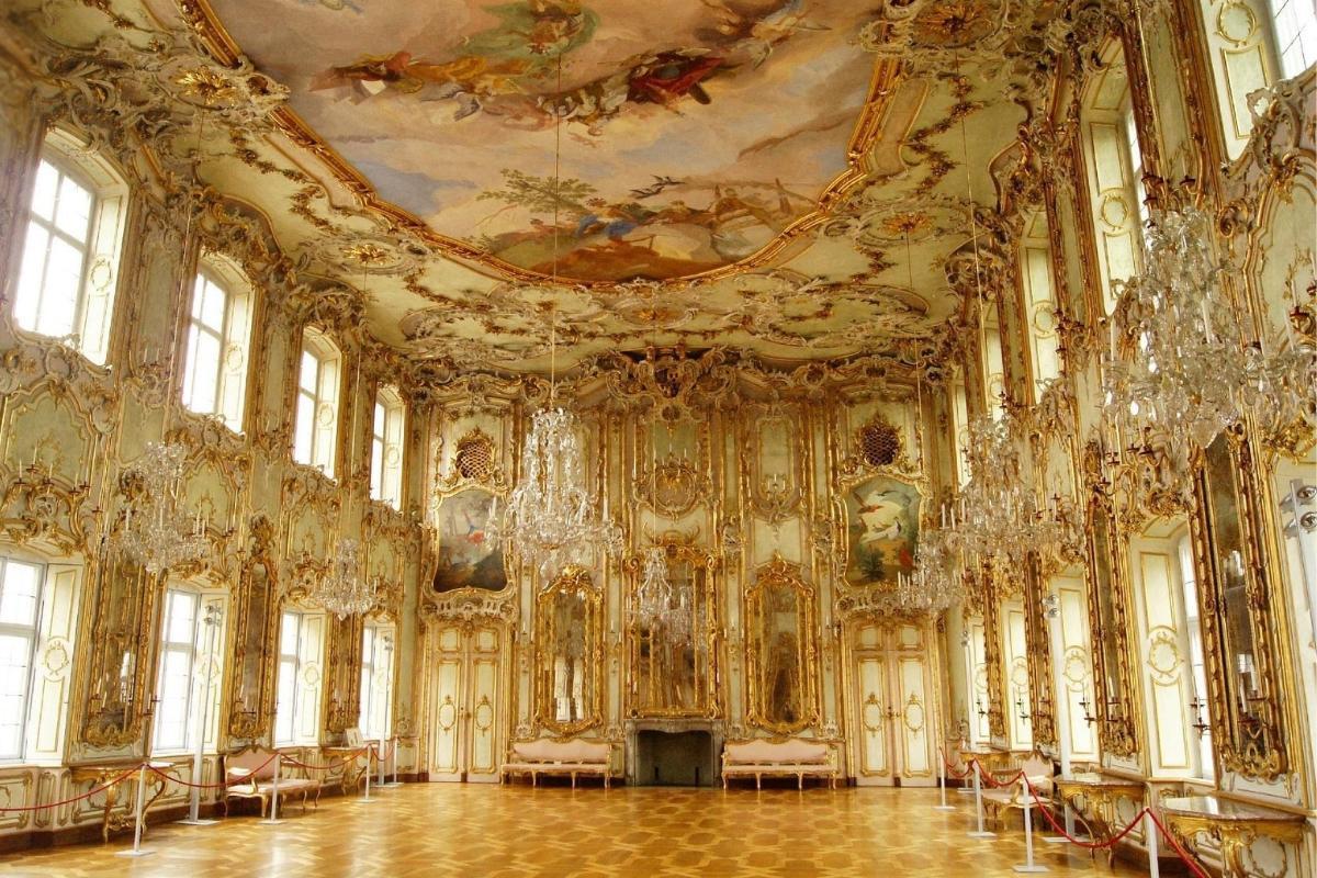 https://media-cdn.tripadvisor.com/media/attractions-content--1x-1/15/67/e3/92.jpg