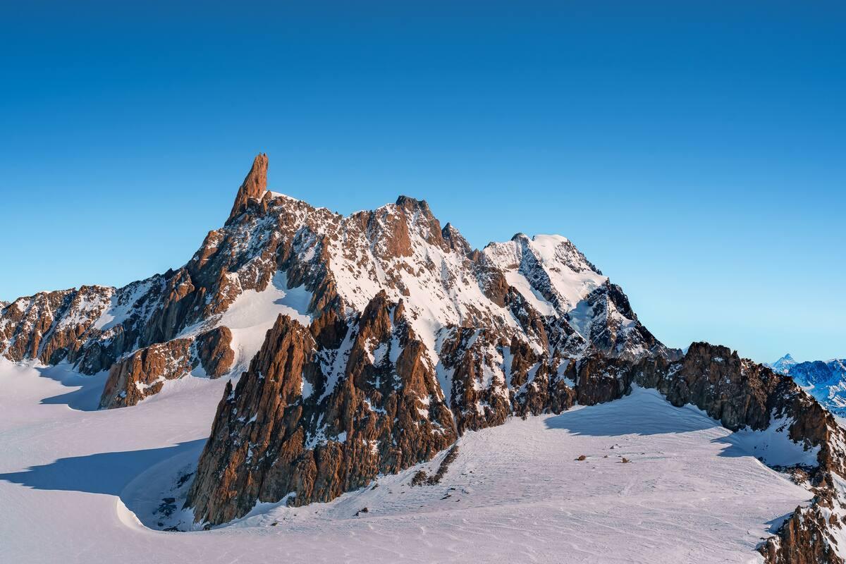 https://media-cdn.tripadvisor.com/media/attractions-content--1x-1/15/6e/4c/44.jpg