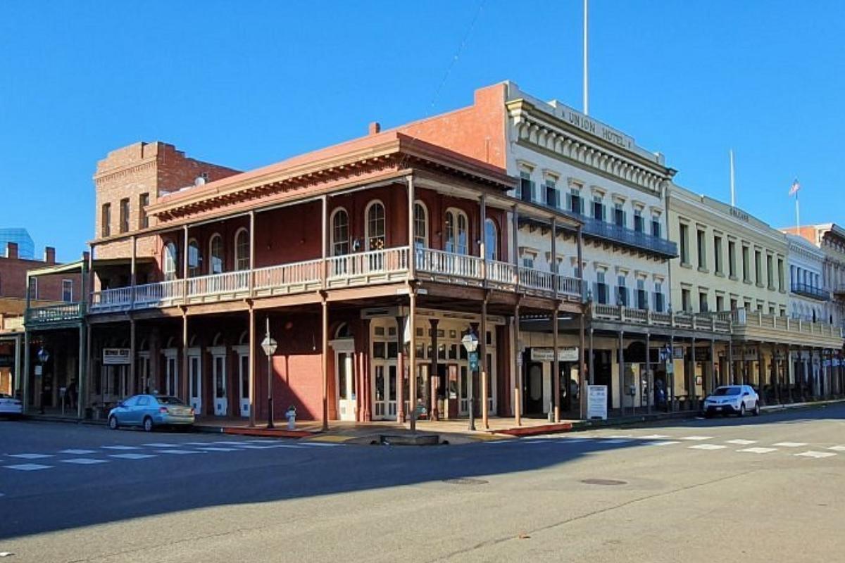 https://media-cdn.tripadvisor.com/media/attractions-content--1x-1/15/71/59/6b.jpg