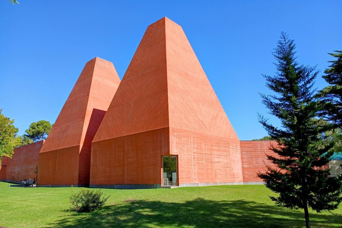 https://media-cdn.tripadvisor.com/media/attractions-content--1x-1/15/72/5b/5a.jpg