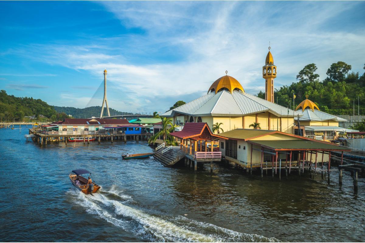 https://media-cdn.tripadvisor.com/media/attractions-content--1x-1/15/7b/1b/92.jpg