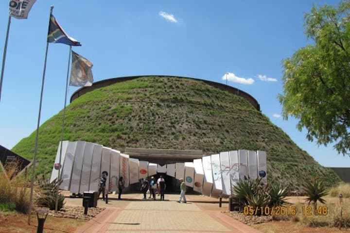 Full-Day Cradle of Human Kind and caves private