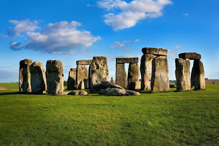 Stonehenge, Windsor Castle and Bath with Pub Lunch in Lacock