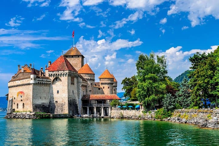 Geneva to Lausanne, Montreux and Château Chillon Private Tour