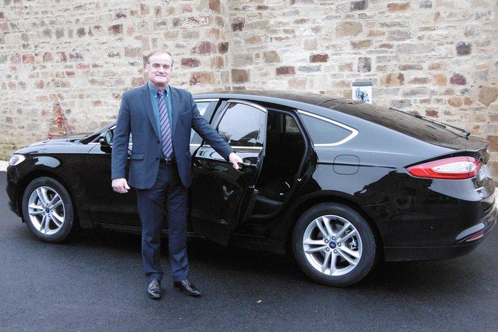 Chauffered driven car for one or several days (Rent minimum of 8 hours with a maximum of 25 kms per hour)

Предоставление автомобиля с водителем