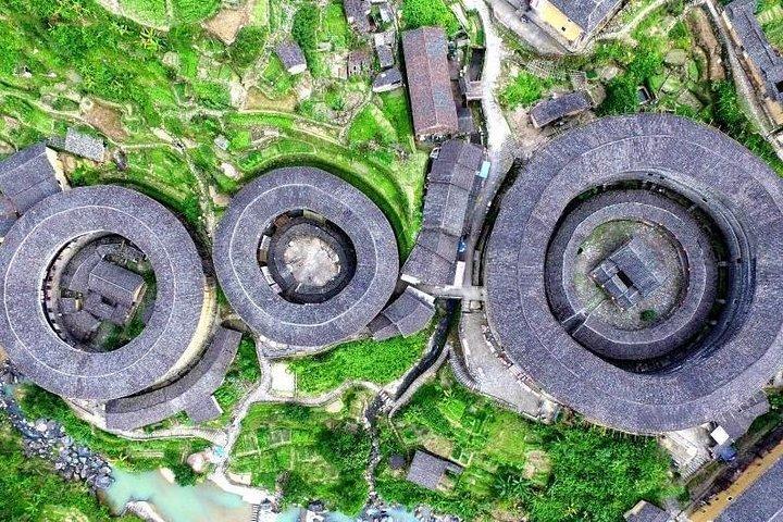 Tour Guide and Car: Private Day Tour to Tianluokeng Tulou and Hongkeng Tulou
