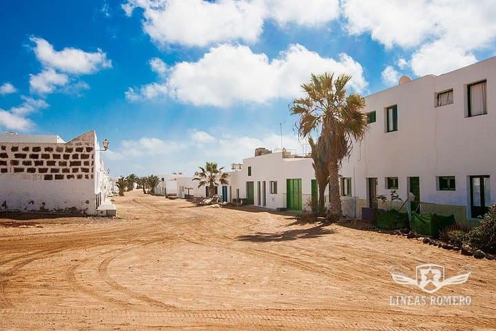 La Graciosa at your leisure (bus transfer and return ferry ticket)
