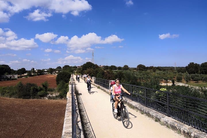 GPS tour with E-Bike on cycleroute of acqueduct Pugliese with wine tasting directly in vineyards
