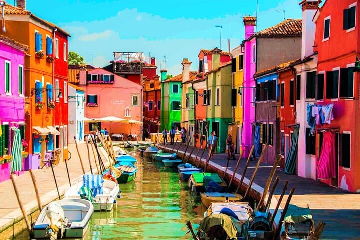 Secret Corners of Burano: Guided Walking Tour with a Local Expert