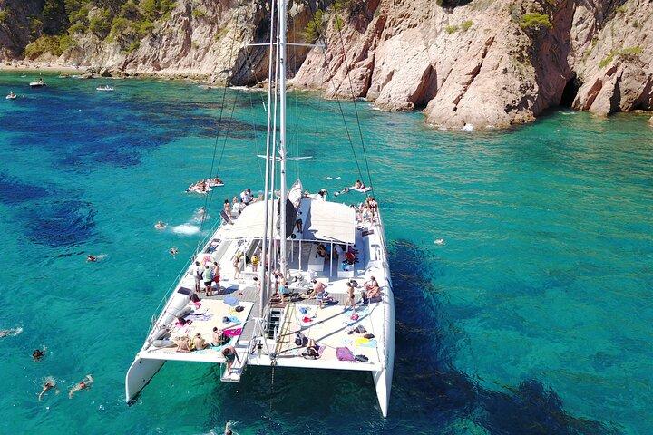 Catamaran ride -Costa Brava with barbecue and drinks. Familiar.