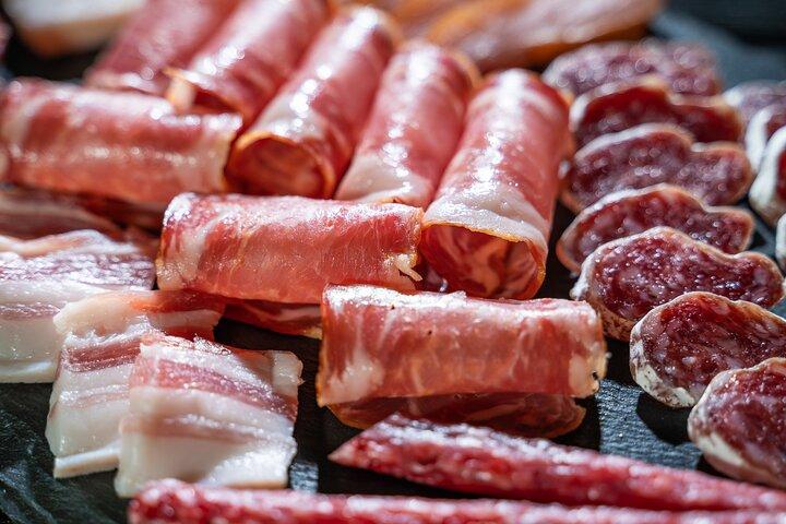 Visit and wine tasting with sausage and BODEGA PIRINEOS cheese