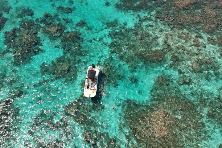 Private boat trip with guide on the most beautiful lagoon of Guadeloupe