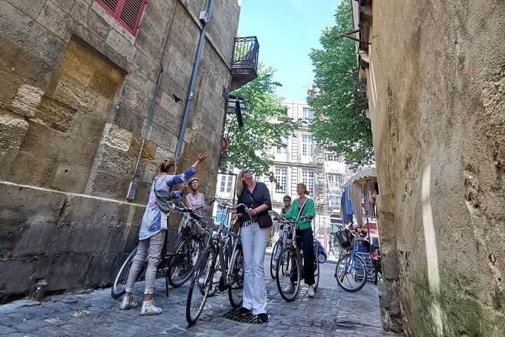 "Bordeaux by bicycle: a 3-hour tour immersive experience"