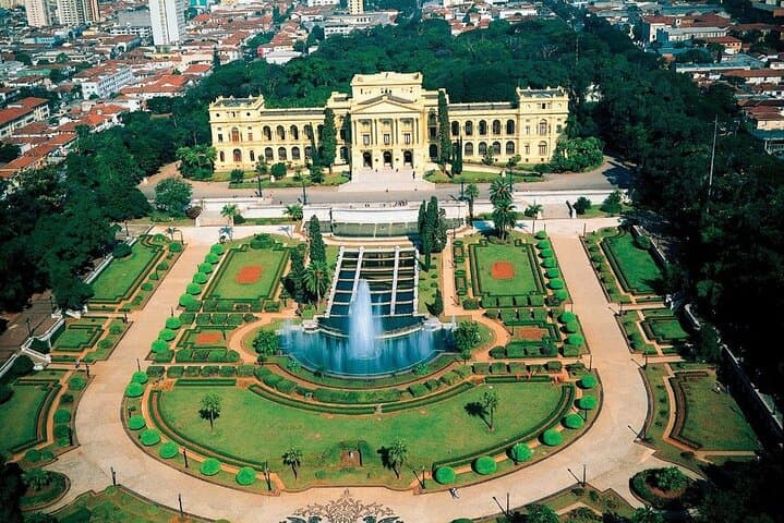 5-hour tour in the main points of São Paulo.