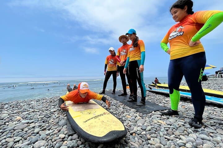 Beginner Surf Lesson in Lima, Perú