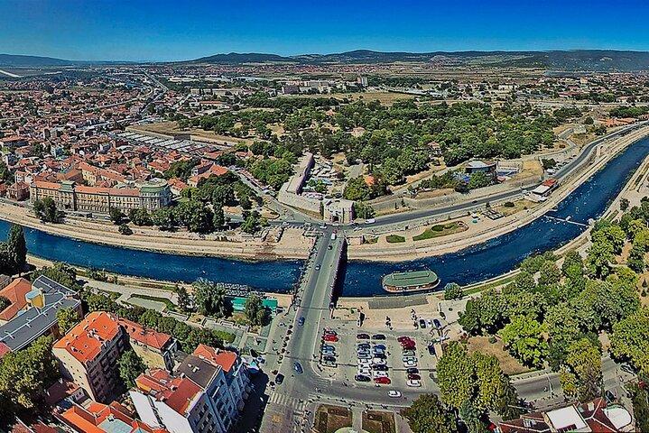 Private Skopje Sofia Transfer with City Tour in Nis