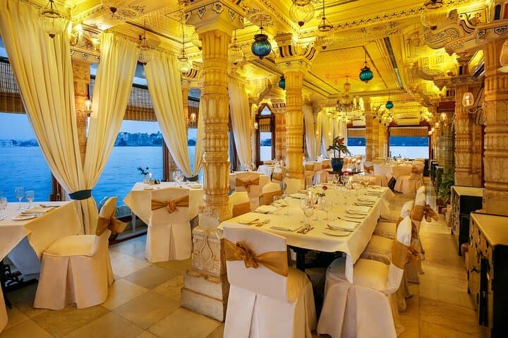 Udaipur: Jag Mandir Island Dinner with Boat Ride transfers