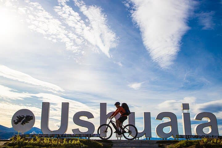 City tour by Assisted Bike between Urban Landscapes
