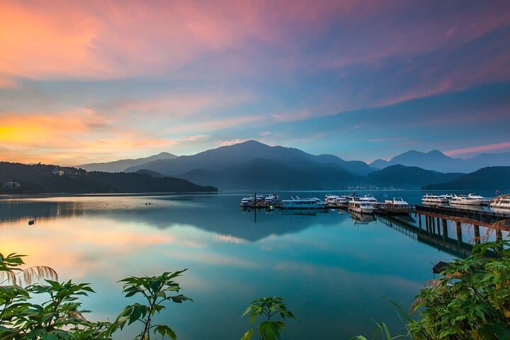 Private 9-Hour Sun Moon Lake Leisure Tour from Taichung (台中)!
