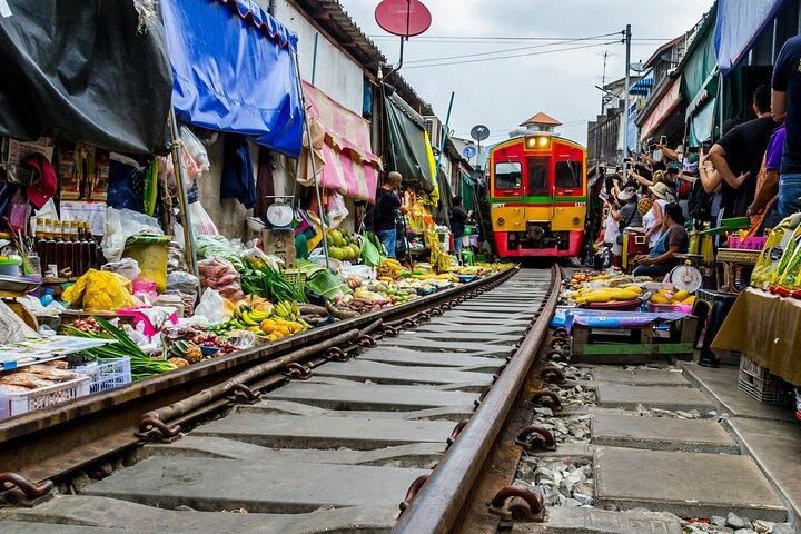 Damnoen Saduak and Railway Market & Ayutthaya Private Tour
