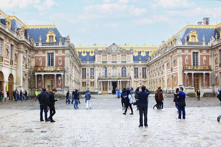 Paris-Versailles Roundtrip in a Van with tickets