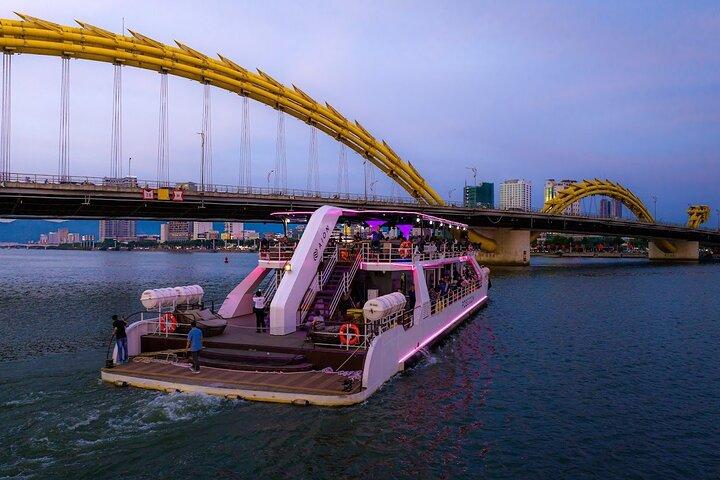 Da Nang: Poseidon Cruise with Dinner and Dragon Bridge Show