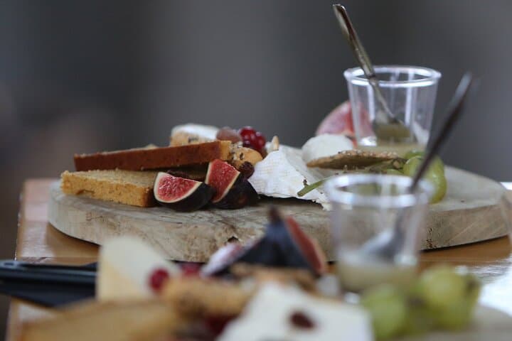 Tasting 5 Burgundy wines granted from regional cheeses