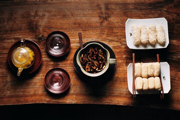 Downtown Seoul Guided Food & Market Tour with 8+ Local Tastings