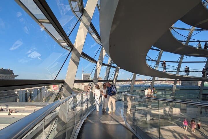 Express Tour Government District plus Visit Reichstag with Dome