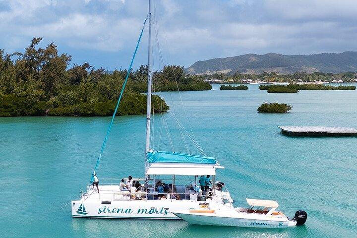 Mauritius: Ile Aux Cerfs Catamaran Trip with BBQ Lunch and Drinks