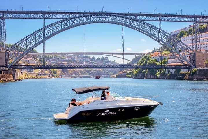 Private tasting in the Douro (1 to 7 people) on a yacht for yourself
