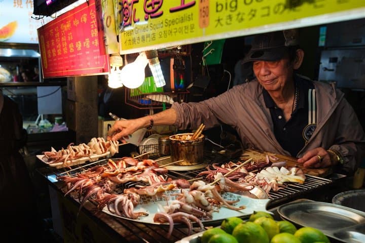 Taipei: Your First Day Food Tour with Locals & 12+ Tastings