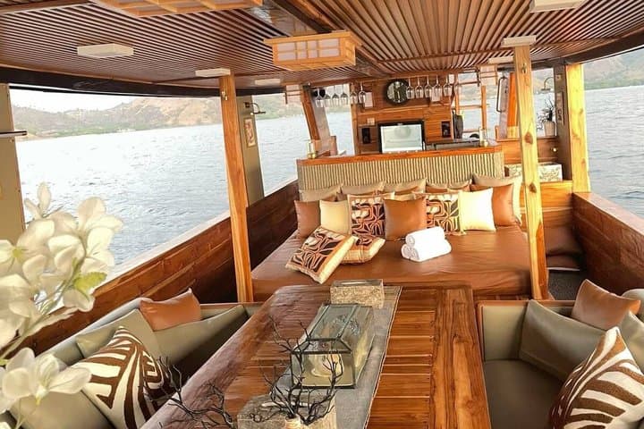 Komodo Island Full Day Luxury Boat Tour with Snorkeling and Lunch
