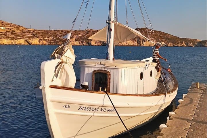 Ios Cyclades: Traditional Boat Tour with Greek Snacks and Drinks
