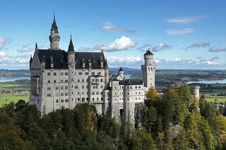 Private Tour to Neuschwanstein Castle & Linderhof from Munich