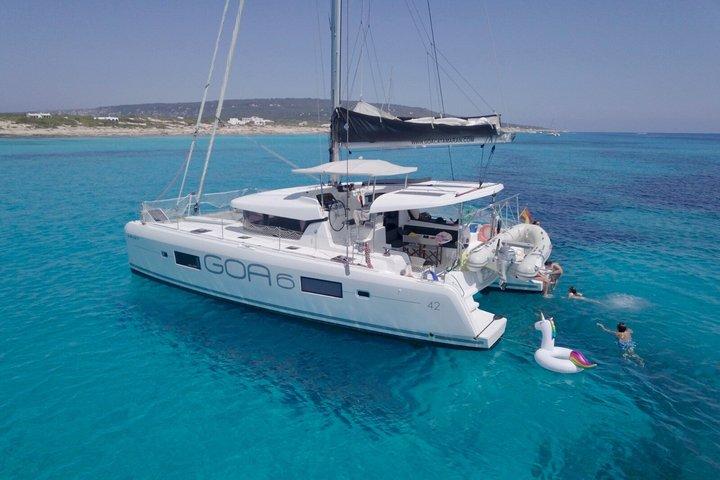 Puerto Vallarta: Coast & Fun 4h All Inclusive on 42' Goa