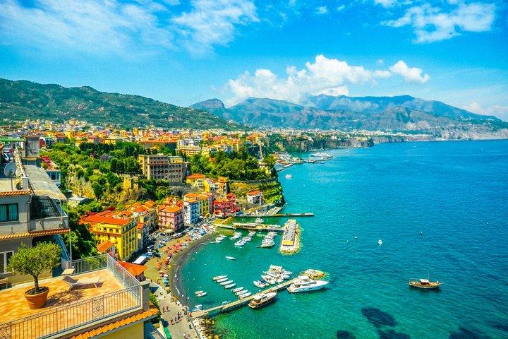 Premium Minivan Trip from Rome: Pompeii Tour & Lunch in Sorrento