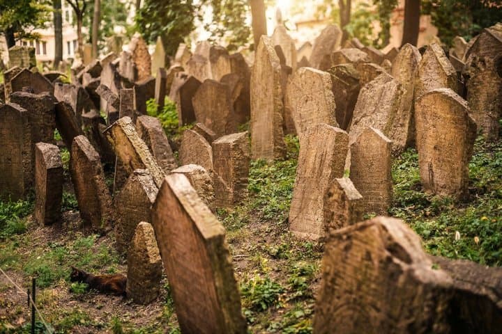 Prague Guided Jewish Quarter and Old Cemetery Tour with Tickets
