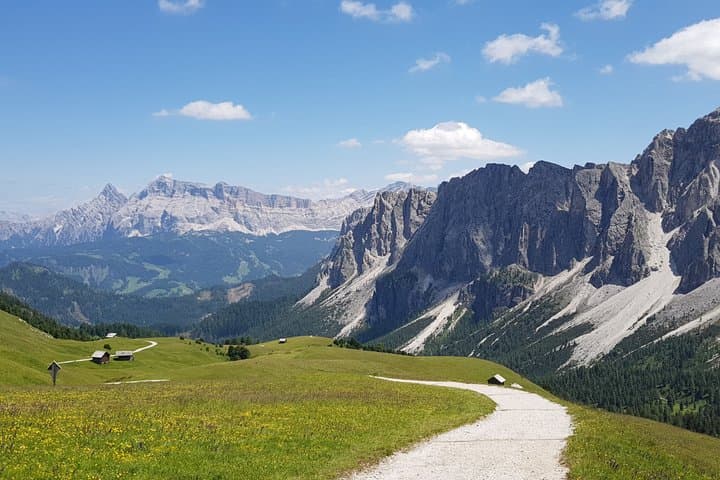 Hiking in the magical Longiarü Valley and its mills