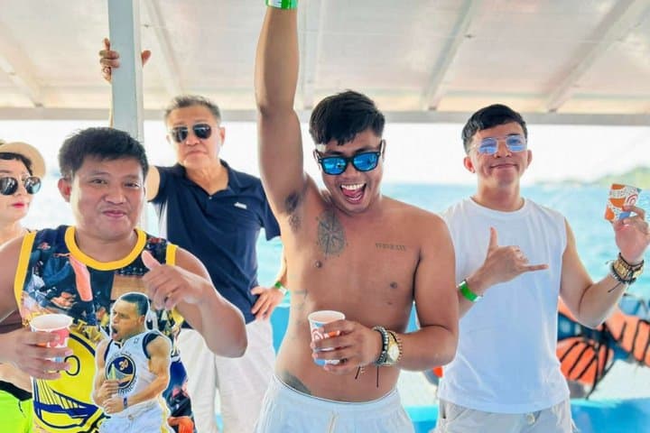 Boracay Sunset Party Boat & Yacht with Kayak/SUP/Snacks/Drinks