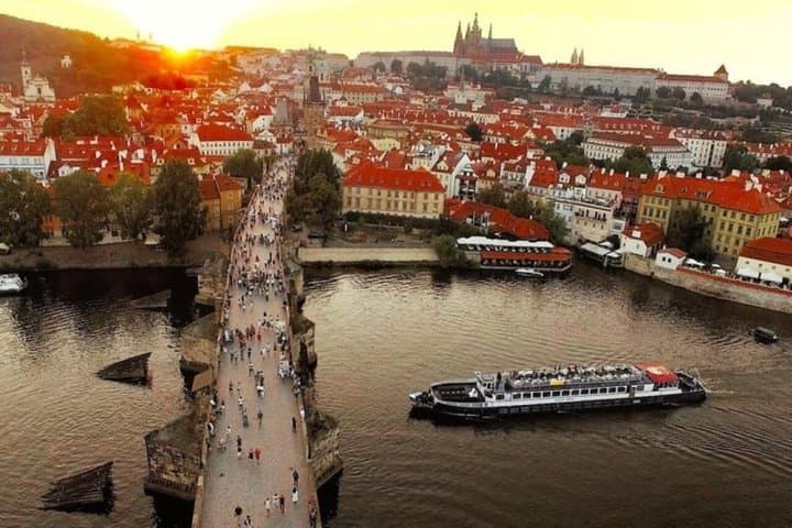 Prague Sightseeing Boat Cruise with Buffet Dinner
