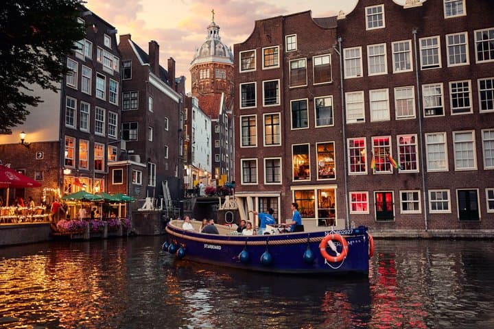 Guided Amsterdam Canal Cruise with Unlimited Drinks Option