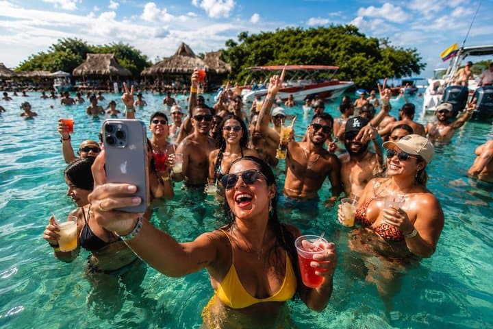 Cartagena Urban Party Boat to Cholón: 5 Stops with Lunch & Drinks