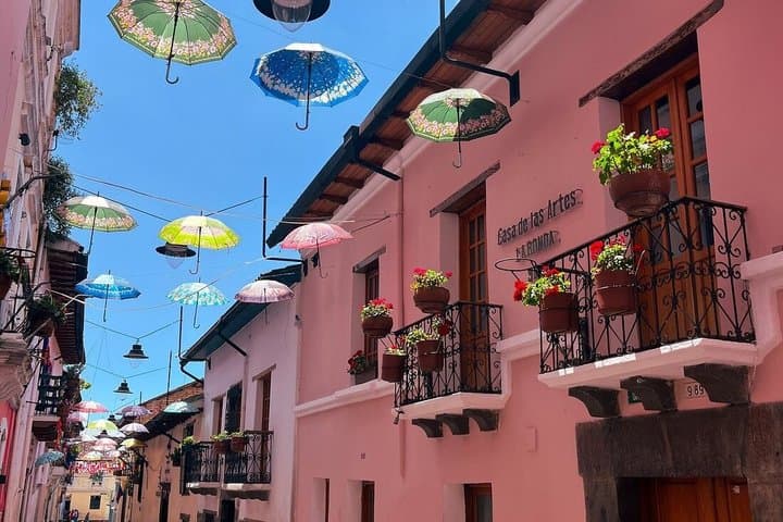 Quito Old Town Free Walking tour Small group English guide Cacao