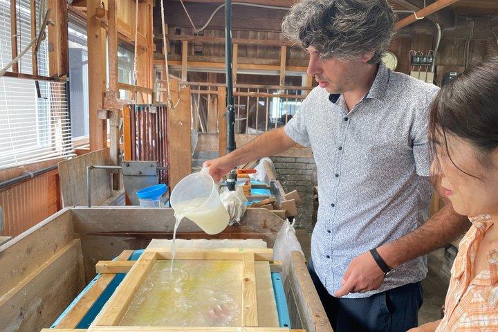 Make traditional Tosa washi paper using a recycling technique