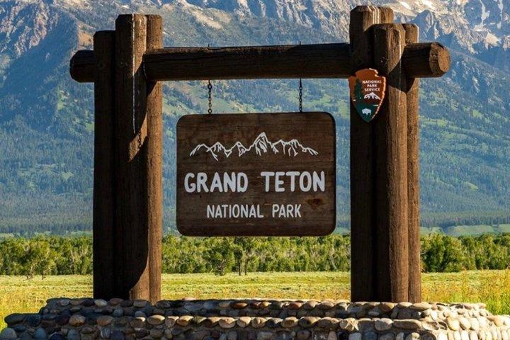 12 VIP Group Yellowstone Classic 2-Day Tour Bozeman Round-Trip