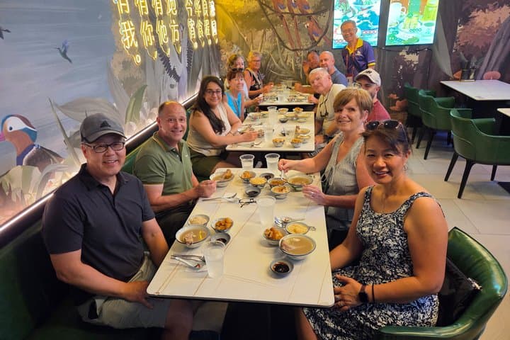 Small Group: Singapore Street Food & Night Tour with 9 tastings